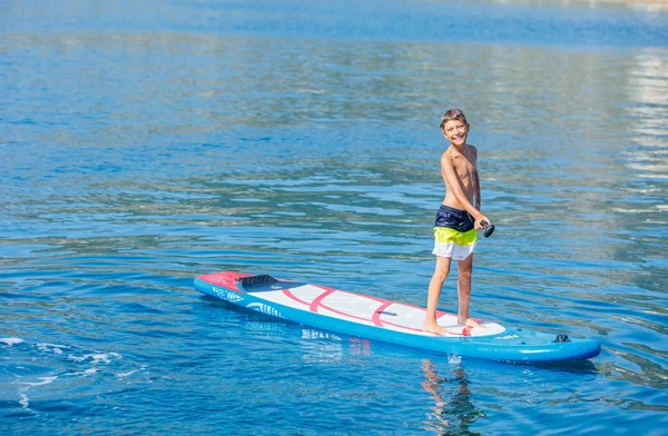 Kürek yatılı. Çocuk çocuk paddleboard ayağa kürek kürek kürek. Sağlıklı yaşam tarzı. Su sporları, Sup sörf turu — Stok fotoğraf