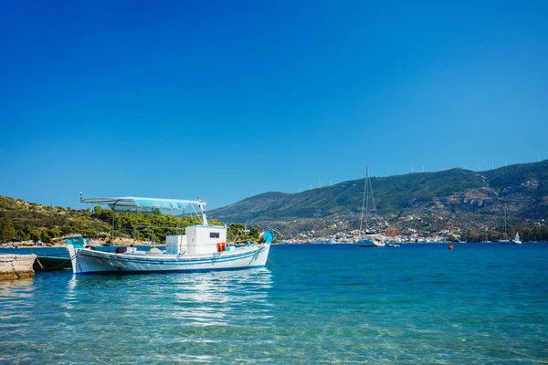 Traditionele vissersboot in de Egeïsche Zee, Griekenland. — Stockfoto