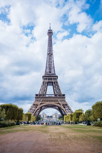 Gyönyörű kilátás a híres Eiffel-torony Párizsban, Franciaországban — Stock Fotó