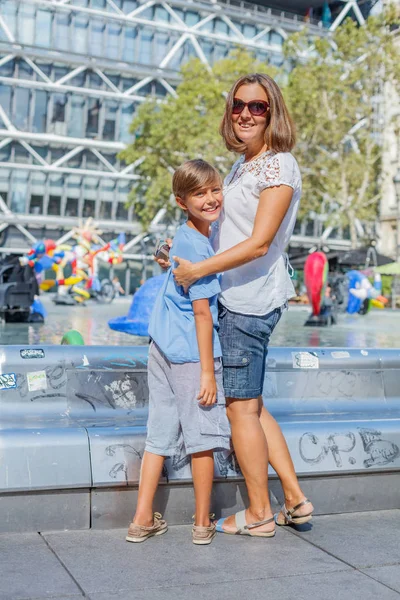 Lycklig mor och hennes son ha kul nära Pompidou Center i Paris. Turister njuter av sin semester i Frankrike. — Stockfoto