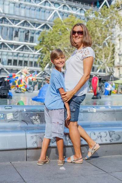 Glückliche Mutter und ihr Sohn, die sich in der Nähe des Pompidou Centers in Paris vergnügen. Touristen genießen ihren Urlaub in Frankreich. — Stockfoto