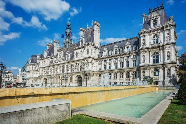 Městský sál Paříž-Hotel de Ville a fontány za slunečného dne. — Stock fotografie