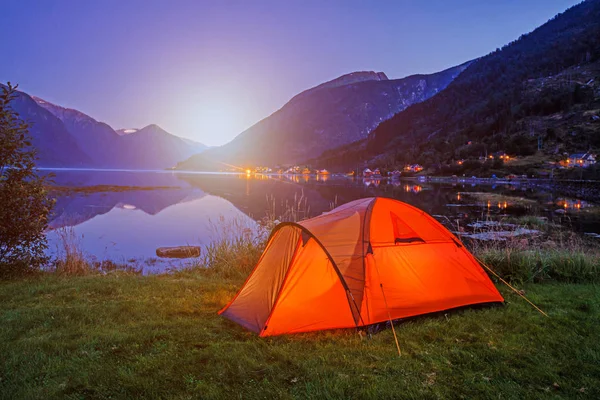 Norweski fiord krajobraz z namiot kempingowy. Norwegia przygoda. — Zdjęcie stockowe