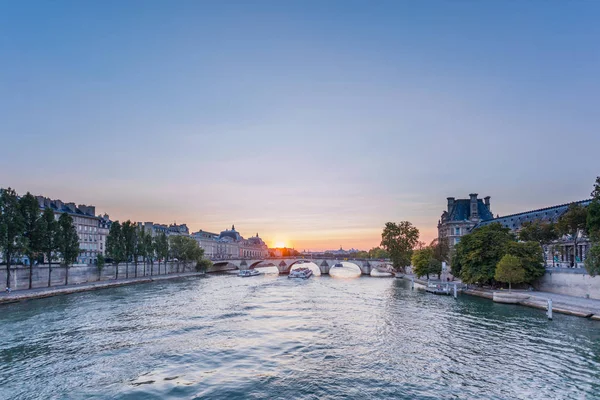 Vista do pôr-do-sol do rio Sena em Paris, França. Arquitetura e marcos de Paris. Cartão postal de Paris — Fotografia de Stock