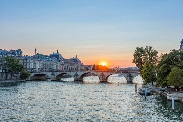 Θέα στο ηλιοβασίλεμα του ποταμού Σηκουάνα στο Παρίσι της Γαλλίας. Αρχιτεκτονική και μνημεία του Παρισιού. Καρτ ποστάλ του Παρισιού — Φωτογραφία Αρχείου