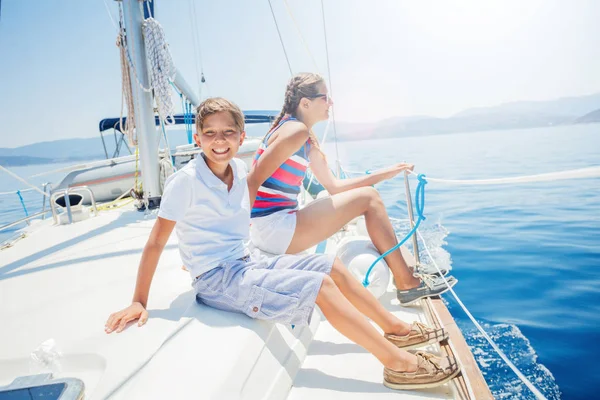 在夏天的游轮上，他和他的姐姐在帆船上. — 图库照片