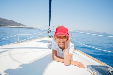 Yaz gezisinde yatta eğlenen küçük çocuk. Seyahat macera, aile tatilinde çocuk ile yatçılık.