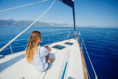 Yunanistan 'da Yatta Rahatlayan Güzel Kız
