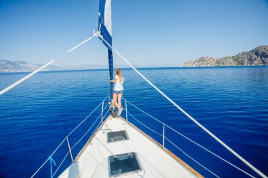 Yunanistan 'da Yatta Rahatlayan Güzel Kız