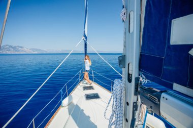 Yunanistan 'da Yatta Rahatlayan Güzel Kız