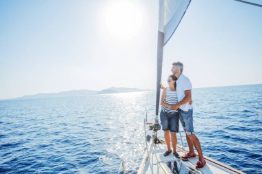 Yunanistan'da yatta dinlenen romantik çift