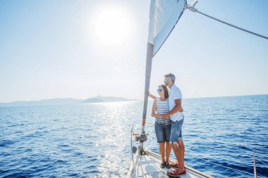 Yunanistan'da yatta dinlenen romantik çift