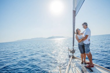 Yunanistan'da yatta dinlenen romantik çift