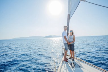 Yunanistan'da yatta dinlenen romantik çift