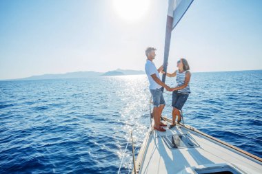 Yunanistan'da yatta dinlenen romantik çift
