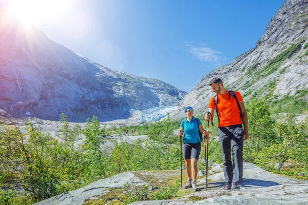 Pareja feliz senderismo en las montañas, viajes activos —  Fotos de Stock