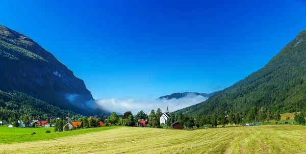 Prachtig uitzicht op de natuur met traditionele Noorse stad en bergen. Locatie: Scandinavische bergen, Noorwegen. Beauty World. Het gevoel van volledige vrijheid — Stockfoto