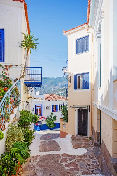 Stradă frumoasă în orașul grec vechi, insula Creta, Grecia. Peisaj de vară — Fotografie, imagine de stoc