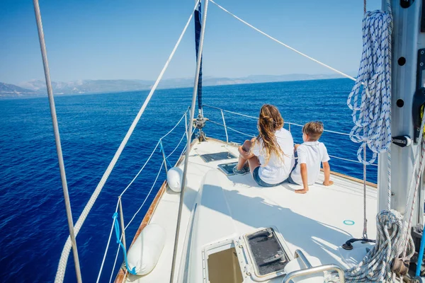 Ragazzo con la sorella a bordo di yacht a vela in crociera estiva. — Foto Stock