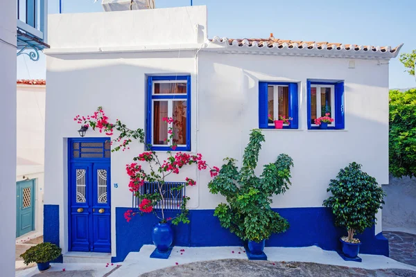 Beautiful house in old greece town, Crete island, Greece. Summer landscape — Stock Photo, Image