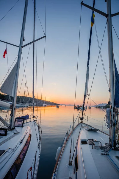 Zeilboot in de zee tijdens geweldige zonsondergang. — Stockfoto