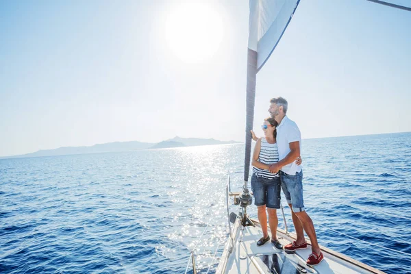 Романтическая пара отдыхает на яхте в Греции — стоковое фото