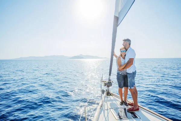 Romantikus pár pihen jachton Görögországban — Stock Fotó