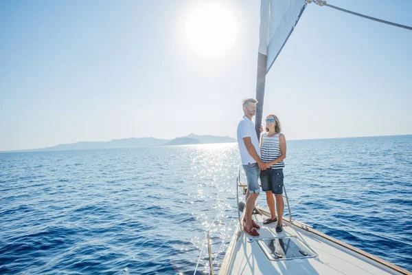 Romantiskt par koppla av på Yacht i Grekland — Stockfoto