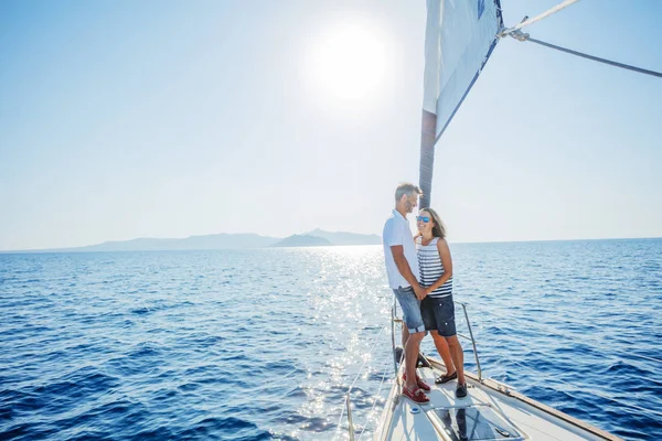 Couple romantique relaxant sur un yacht en Grèce — Photo