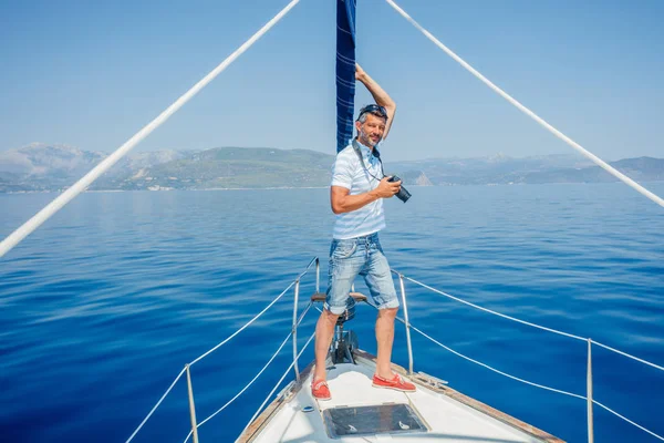 Un joven haciendo fotos en el yate. Vacaciones, personas, viajes — Foto de Stock