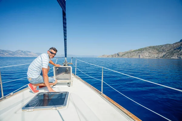 Молодий чоловік плаває на яхті. Відпочинок, люди, подорожі — стокове фото