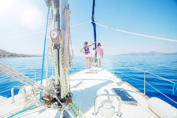 Famiglia con bambini adorabili che riposano sullo yacht — Foto Stock