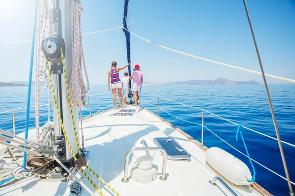 Famiglia con bambini adorabili che riposano sullo yacht — Foto Stock