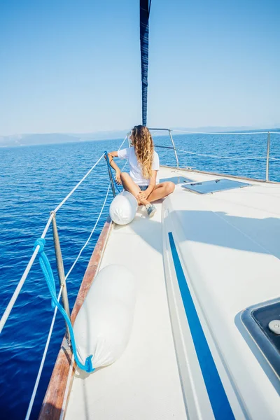 Menina bonita relaxante no iate na Grécia — Fotografia de Stock