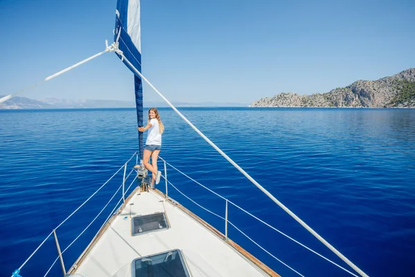 希腊安游艇上的漂亮姑娘 — 图库照片