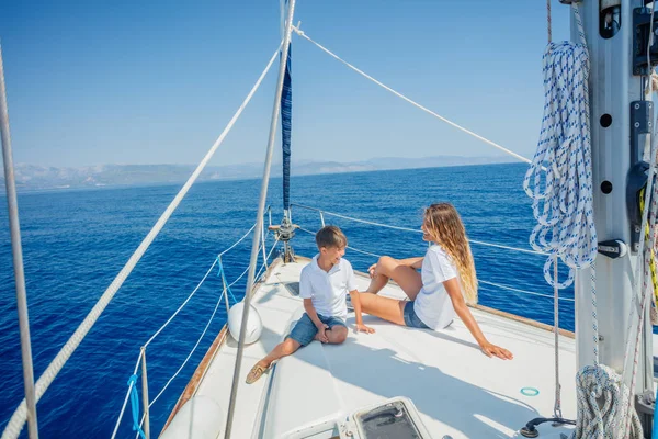 Fiú a nővérével a vitorlás jachton a nyári hajóúton.. — Stock Fotó