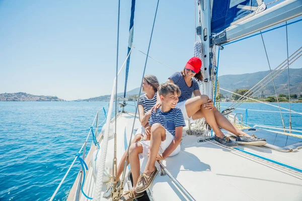 Famiglia con bambini adorabili che riposano sullo yacht — Foto Stock