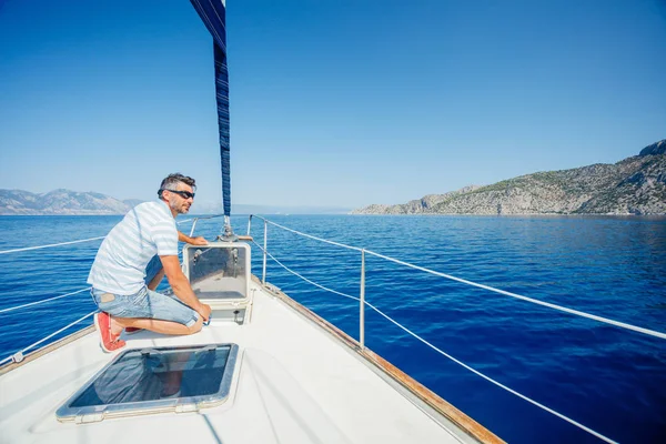 Jongeman zeiljacht. Vakantie, mensen, reizen — Stockfoto