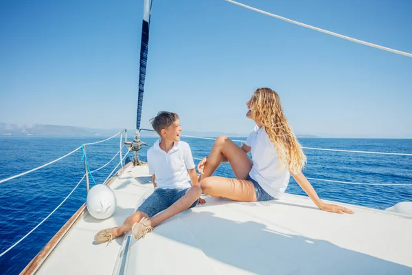 Niño con su hermana a bordo de yate de vela en crucero de verano. —  Fotos de Stock