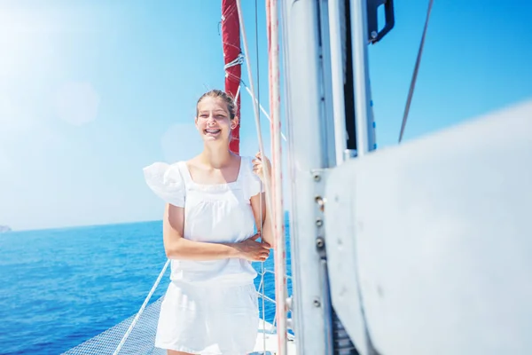 Bella ragazza rilassante in barca in Grecia — Foto Stock