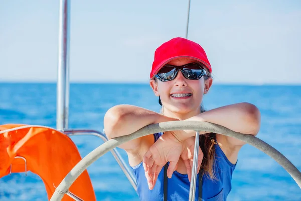 Meisje aan boord van een zeiljacht op zomer cruise. Avontuur, yachting met kind op familie vakantie reizen. — Stockfoto