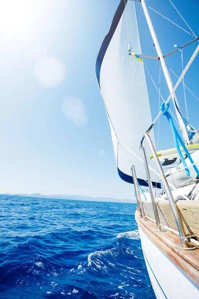 Segeln. Schiffsjachten mit weißen Segeln im offenen Meer. — Stockfoto