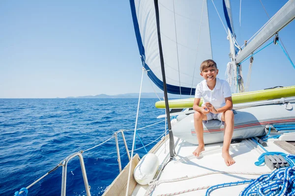 Liten pojke ombord på segelbåt på sommaren kryssning. Resor äventyr, Segling med barn på familjesemester. — Stockfoto