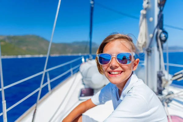 Ragazzino a bordo di yacht a vela in crociera estiva. Avventura di viaggio, yachting con bambino in vacanza in famiglia. — Foto Stock