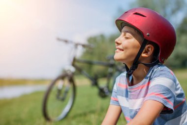 Küçük çocuk yaz gezisinde yelkenli yatında. Seyahat macerası, çocuğuyla yat gezisi..