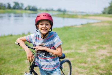 Küçük çocuk yaz gezisinde yelkenli yatında. Seyahat macerası, çocuğuyla yat gezisi..