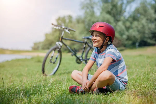 Rapaz de bicicleta. Adolescente descansando em um passeio de bicicleta — Fotografia de Stock