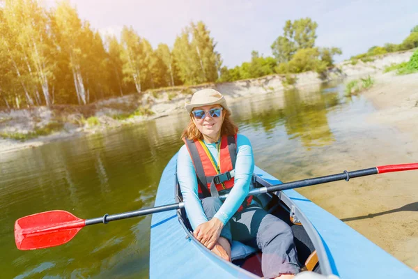 Happy family kayaking on the river on a sunny day during summer vacation — Stock Photo, Image