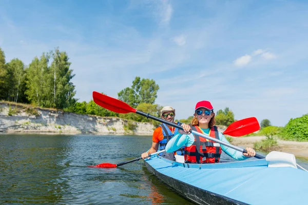 Buona famiglia kayak sul fiume in una giornata di sole durante le vacanze estive — Foto Stock