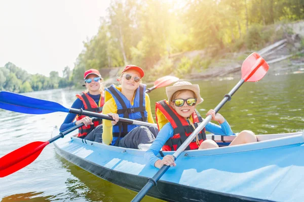 Glad pojke kajak på floden på en solig dag under sommarlovet — Stockfoto